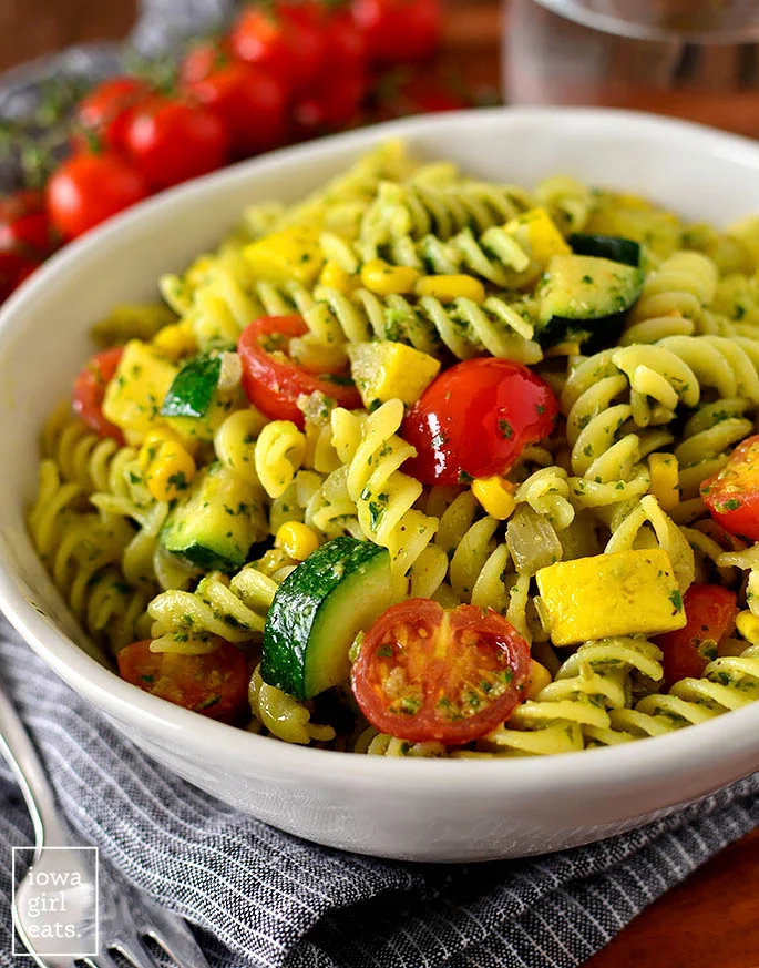 image of penne with pesto and veggies