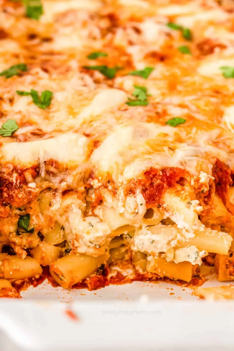 close up image of baked ziti