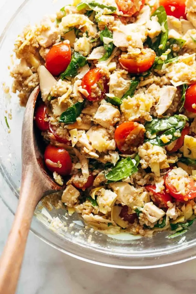 image of a quinoa salad with tomatoes, spinach and chicken